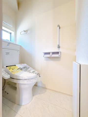 【トイレ】 | 渋川市金井　新築住宅　 | 清潔感にあふれた空間と機能的な洗浄装置。毎日何度も使う場所だから快適に。便利に。