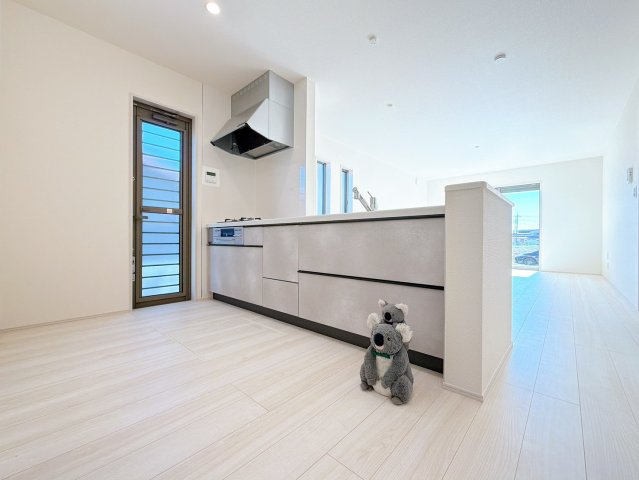 【キッチン】 | 渋川市金井　新築住宅　 | 対面式キッチンは家族との距離もぐっと近く感じられます。
お料理の間でも、目を見ながらコミュニケーションを楽むことも可能。キッチン前にテーブルを並べればお子様の宿題も見守ることができます。