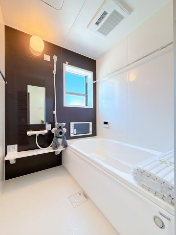 【浴室】 | 渋川市金井　新築住宅　 | ほどよい優しいライトに包まれたバスルーム。香りの良いバスソルトに身をまかせ、浴槽でゆっくりと深呼吸。一日の疲れが癒されます。