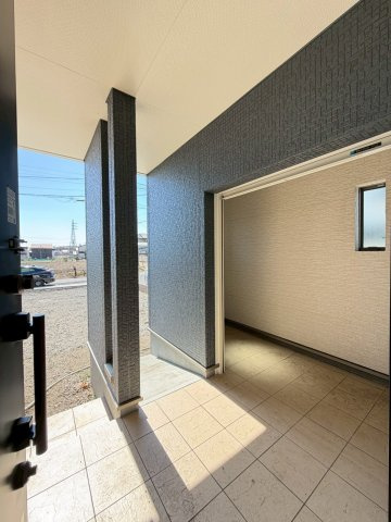 【設備】 | 渋川市金井　新築住宅　 | 玄関前物置
スロープがあるので自転車やベビーカーの収納にも◎