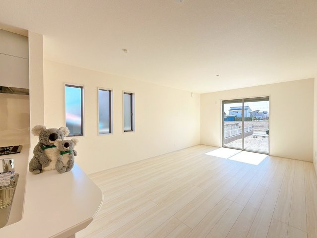 【居間・リビング】 | 渋川市金井　新築住宅　 | 窓からのあたたかい光をあびながらの朝食。今日も一日がんばれそう！と思えるリビング。