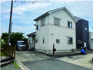 【外観】 | 2015年築！こだわりの詰まった注文住宅が自然豊かな伊勢原市に登場！
敷地ゆったり49坪以上＆庭付き◎家庭菜園やお子さまのプール遊びなど多彩な楽しみ方が可能！