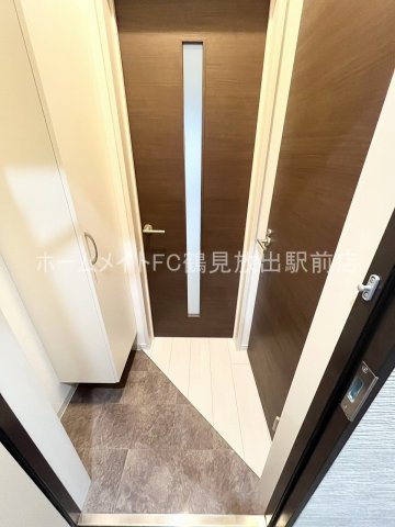 大阪市鶴見区安田３丁目のハイツの玄関