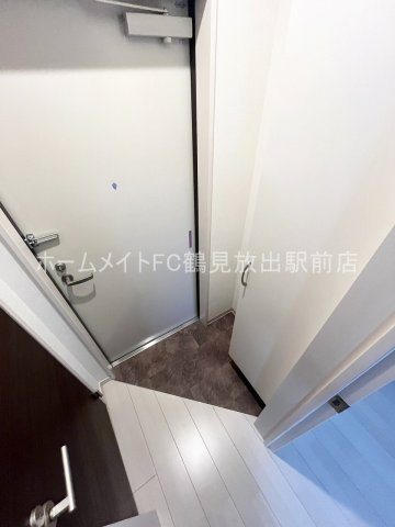 大阪市鶴見区安田３丁目のハイツの玄関