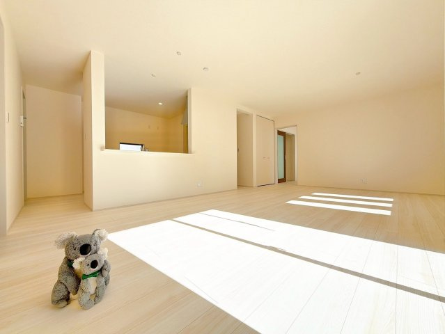 【居間・リビング】 | 吉岡町漆原　新築住宅　 | 開放感あふれるリビング・ダイニングは、光と風を感じながら過ごせる心地よい空間。インテリアの映える落ち着いたデザインで、ゆとりある毎日を演出します。