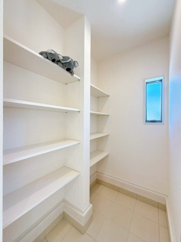 【収納】 | 吉岡町漆原　新築住宅　 | 玄関には高さ調整できる可動棚完備！靴以外にも傘やコートを収納する事ができ、玄関をきれいにお使いいただけます。
