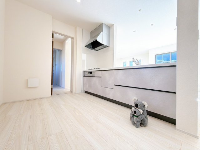 【キッチン】 | 吉岡町漆原　新築住宅　 | お料理をしながら家族との会話が楽しめる対面キッチン。リビングで遊ぶお子様を見守りながらお料理が出来ます。出来上がったお料理や後片付けを手伝ってもらうなど家事分担ができます。