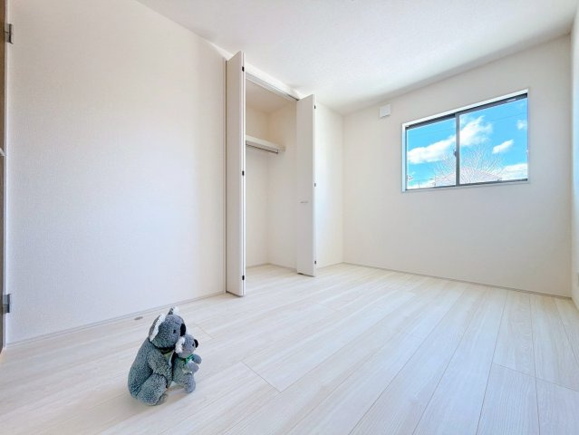 【洋室】 | 吉岡町漆原　新築住宅　 | 窓からそそがれる暖かみのある明るい空間。広々としたプライベート空間で自分の時間を楽しめます。フローリング仕様で普段のお掃除も楽々です。