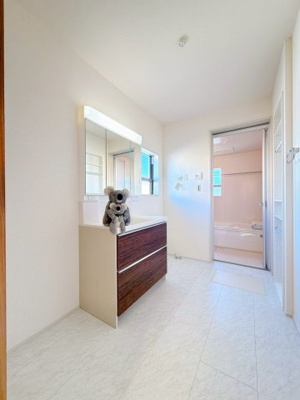 【独立洗面台】 | 吉岡町漆原　新築住宅　 | 忙しい朝でも収納豊富な洗面台で効率良く身支度ができます。大きな鏡で身だしなみチェックも楽ちん。たっぷりの収納スペースで水回りを清潔にきれいに保てます。