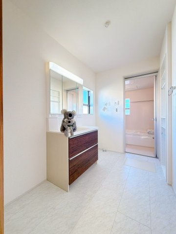 【独立洗面台】 | 吉岡町漆原　新築住宅　 | 忙しい朝でも収納豊富な洗面台で効率良く身支度ができます。大きな鏡で身だしなみチェックも楽ちん。たっぷりの収納スペースで水回りを清潔にきれいに保てます。