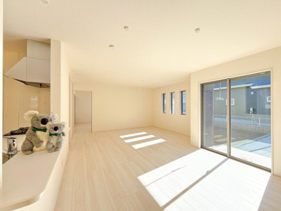 【居間・リビング】 | 吉岡町漆原　新築住宅　 | 家族が自然と集まるリビング・ダイニング明るい光が差し込み、笑顔があふれる心地よい空間です。ゆったりとした広さで、くつろぎの時間をお過ごしいただけます。