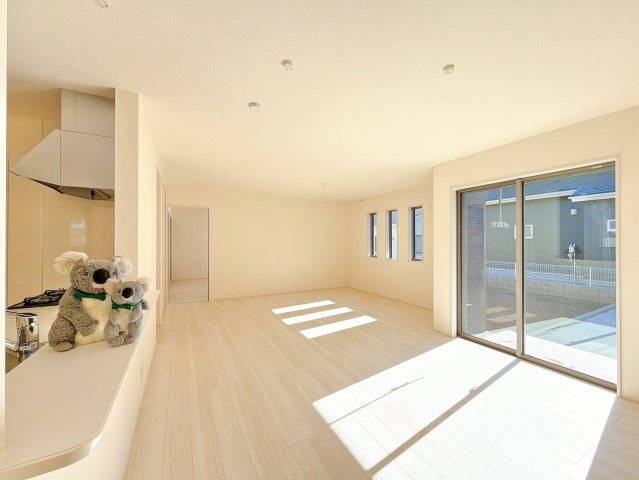 【居間・リビング】 | 吉岡町漆原　新築住宅　 | 家族が自然と集まるリビング・ダイニング明るい光が差し込み、笑顔があふれる心地よい空間です。ゆったりとした広さで、くつろぎの時間をお過ごしいただけます。