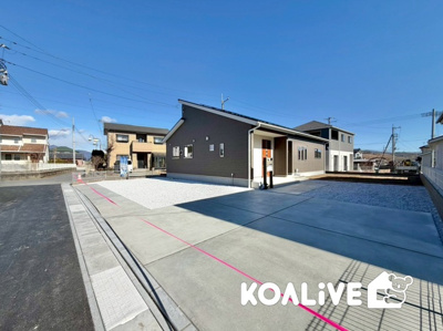 【外観】 | 吉岡町漆原　新築住宅　 | 完成済み！いつでも新生活を始めることができます。
開放感あるLDK！
陽当り、風通しも良い暖かな住まいです。
KOALIVE （コアライブ）【0120-919-727】