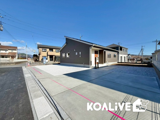 【外観】 | 吉岡町漆原　新築住宅　 | 完成済み！いつでも新生活を始めることができます。
開放感あるLDK！
陽当り、風通しも良い暖かな住まいです。
KOALIVE （コアライブ）【0120-919-727】