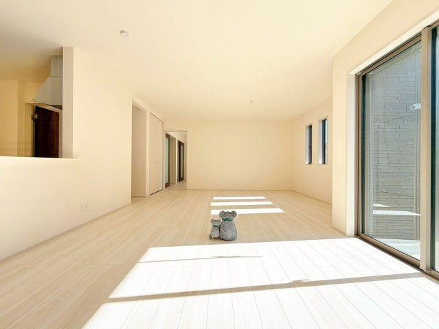 【居間・リビング】 | 吉岡町漆原　新築住宅　 | ≪LDK≫
リビング・ダイニングは白を基調としたシンプルな空間。
雑貨やこだわりの家具など、レイアウトも自由に楽しめます！