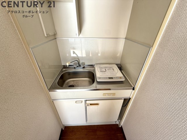 1口IHコンロ付きのシンプルなキッチン