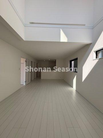 【居間・リビング】 | 対面式キッチンのため、お料理中でもリビングの様子を見渡すことができ、ご家族との会話が弾みますね♪