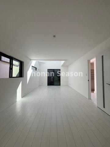 【居間・リビング】 | 広々21.4帖のリビングでご家族でゆったりと過ごすことができますね♪