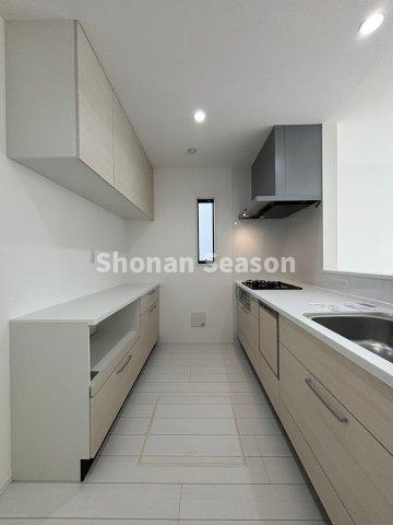 【キッチン】 | 調理器具や食器をたっぷり収納できるカップボードを完備しています◎