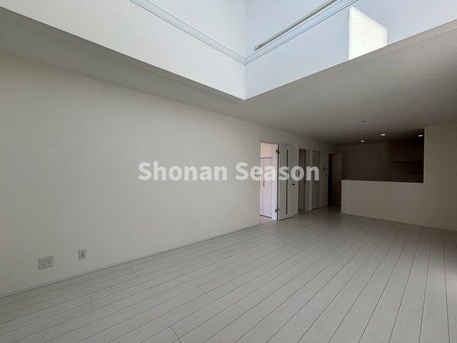 【居間・リビング】 | リビングは吹抜天井になっており、開放的な空間が演出されます♪