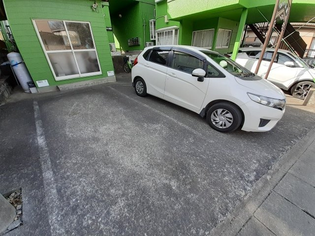 ベルハイツ長瀬A棟の駐車場