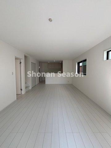 【居間・リビング】 | 広々21.2帖のリビングでご家族でゆったりと過ごすことができますね♪