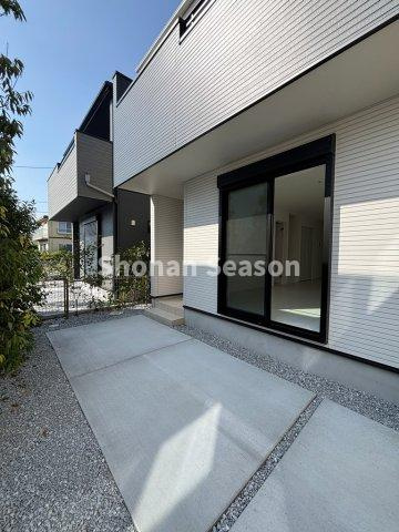 【外観】 | プライバシー空間を確保できる玄関前のスペースです◎