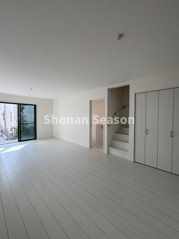 【居間・リビング】 | ただいまの後に顔を合わせられるリビングイン階段の造りです◎