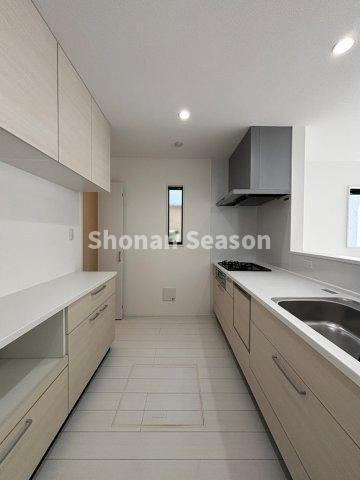 【キッチン】 | 調理器具や食器をたっぷり収納可能なカップボードを完備しています！