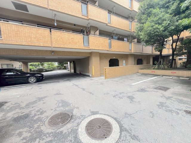 ダイアパレス大橋南壱番館の駐車場