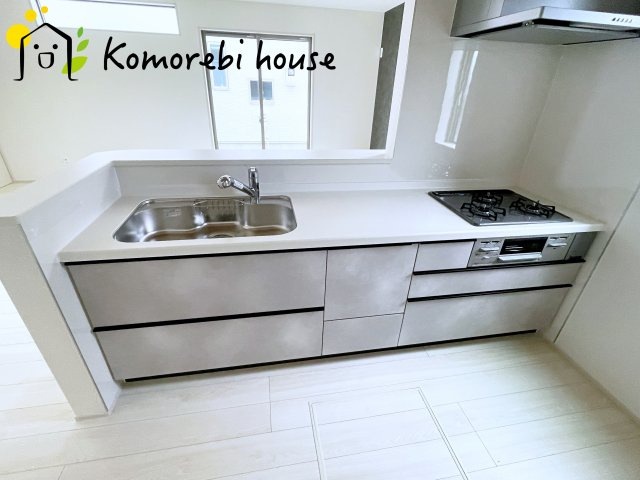 上尾市瓦葺　13期　新築一戸建て　グラファーレ　01のキッチン|2025/10/21　撮影