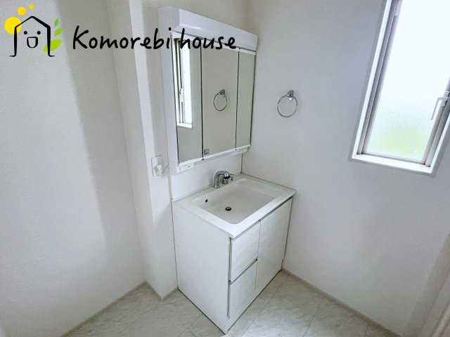 上尾市瓦葺　13期　新築一戸建て　グラファーレ　01の独立洗面台|2025/10/21　撮影