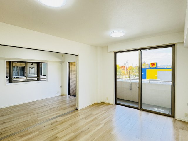 サンクレイドル八王子北野台の居間・リビング|～14.2帖の明るいLDKで、家族団欒の時間をお過ごしいただけます～