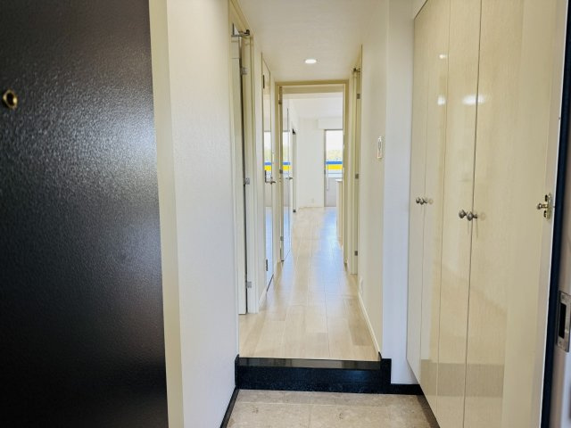 サンクレイドル八王子北野台の玄関|～建具もホワイトで明るい印象の玄関ホール～