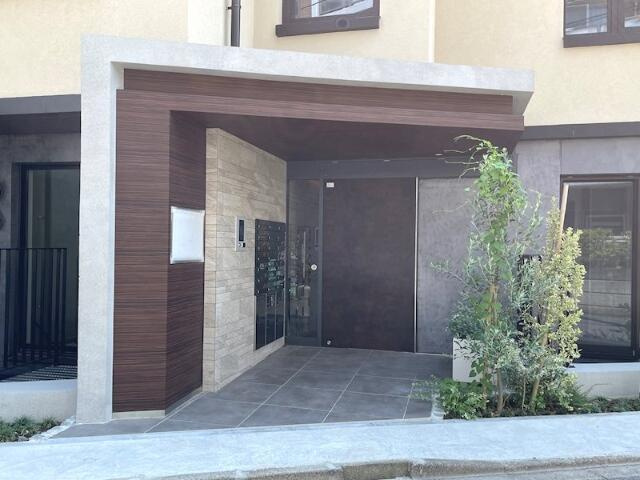 Ｃｏｅｕｒ　Ｂｌａｎｃ八幡山のエントランス|植栽のあるきれいなエントランス 