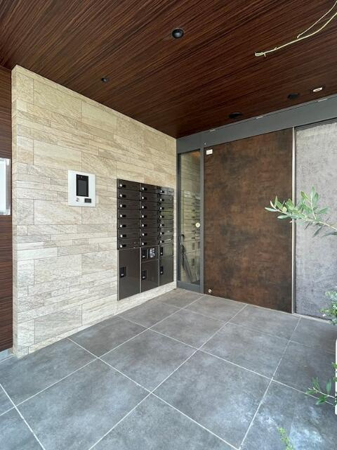 Ｃｏｅｕｒ　Ｂｌａｎｃ八幡山のエントランス|エントランス上部は雨除けの天井有