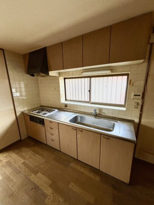 【キッチン】 | 鶴見区浜３丁目中古戸建 | 上部の収納棚も充実したオープンタイプのシステムキッチン。正面の窓を開ければ換気もスムーズ、日中は手元を明るく照らしてくれます。