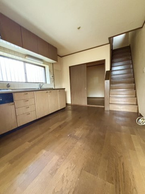 【居間・リビング】 | 鶴見区浜３丁目中古戸建 | LDK（約8.0帖）：家族が集う8帖のLDK。システムキッチンは収納スペースも豊富で、日々の家事も楽になります。大きな窓からは自然な光が差し込み、家族の時間を明るく演出します。