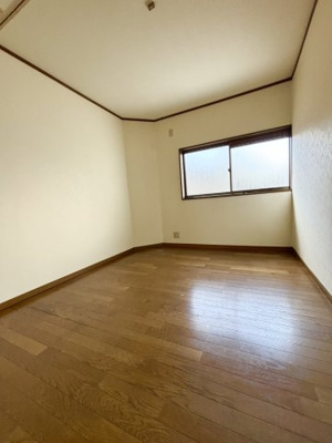 【洋室】 | 鶴見区浜３丁目中古戸建 | 洋室（約6.0帖）：6帖の広さがある洋室は、お子様の成長に合わせた家具の配置が可能です。フローリングなので掃除もしやすく、遊び盛りの子どもたちも安心して過ごせます。