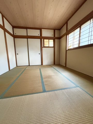 【和室】 | 鶴見区浜３丁目中古戸建 | 和室（約8.0帖）：客間としても、お子様の遊び場としても使える和室です。畳は夏は涼しく、冬は暖かく、一年を通して快適に過ごせます。