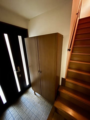 【玄関】 | 鶴見区浜３丁目中古戸建 | 家族の出入りを明るく迎える玄関です。大容量のシューズボックスで、家族みんなの靴もすっきりと片付きます。