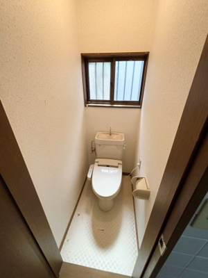 【トイレ】 | 鶴見区浜３丁目中古戸建 | 温水洗浄便座付きの洋式トイレです。