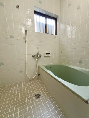 【浴室】 | 鶴見区浜３丁目中古戸建 | 自然な換気ができる窓付きの浴室です。