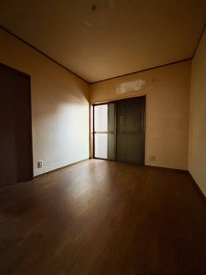 【洋室】 | 鶴見区浜３丁目中古戸建 | 洋室（約6.0帖）：窓から光が差し込む洋室は、お子様の勉強部屋やご夫婦の寝室に。フローリングなので掃除もしやすく、快適なプライベート空間を確保できます。