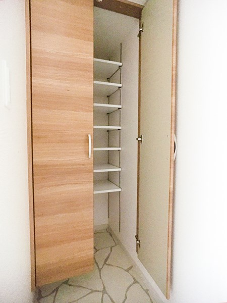 ウィステリア東春田の玄関