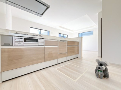 【キッチン】 | 高崎市飯塚町　新築住宅 | 対面式キッチンは家族との距離もぐっと近く感じられます。
お料理の間でも、目を見ながらコミュニケーションを楽むことも可能。キッチン前にテーブルを並べればお子様の宿題も見守ることができます。