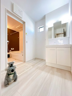 【独立洗面台】 | 高崎市飯塚町　新築住宅 | 爽やかなデザインでまとめられた洗面脱衣室。収納たくさんな洗面化粧台。