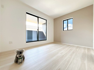 【洋室】 | 高崎市飯塚町　新築住宅 | 窓からそそがれる暖かみのある明るい空間。広々としたプライベート空間で自分の時間を楽しめます。フローリング仕様で普段のお掃除も楽々です。