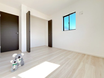 【洋室】 | 高崎市飯塚町　新築住宅 | 清潔感ある壁紙と温もり溢れる床材が調和した洋室。毎日の生活を少しでも快適に過ごして頂ける様、飽きの来ない雰囲気がたまりません。