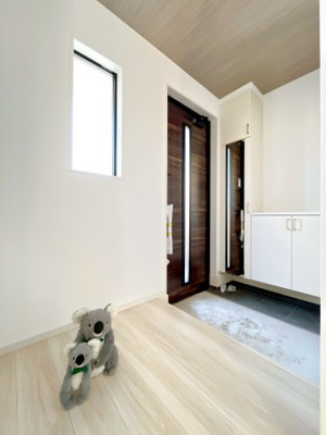 【玄関】 | 高崎市飯塚町　新築住宅 | 住まう人の帰り、訪れる人を優しく迎える安らぎに満ちた空間　上質感あふれるエントランス